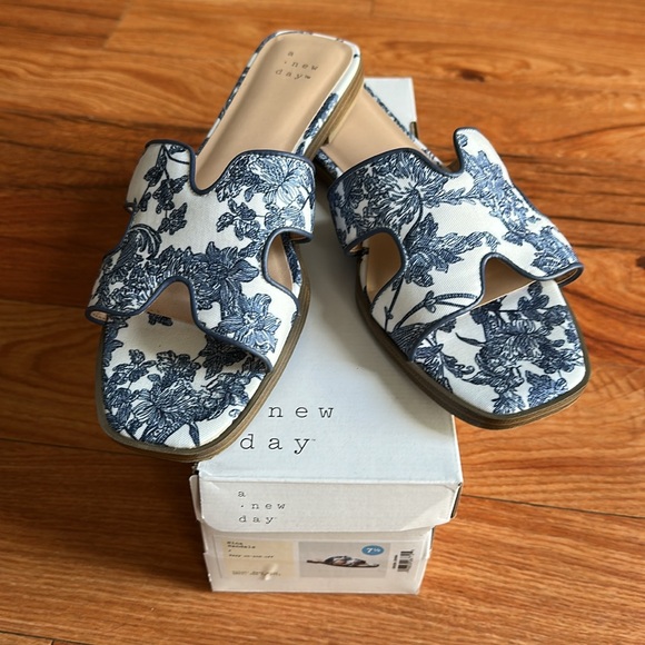 LIKE NEW a new day Nina Sandals Blue and White Floral Print - Picture 2 of 7